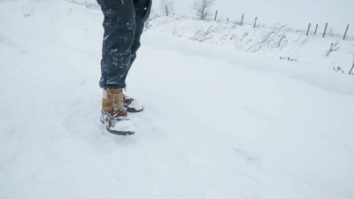 年轻人在暴风雪中行走