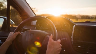 日落时分在空荡荡的乡间小路上开车