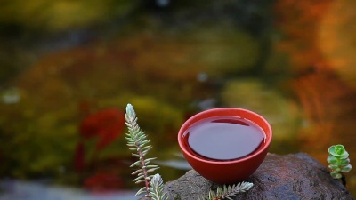 以流水为背景的中国红茶