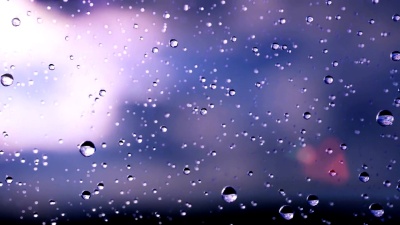 美丽的雨滴以慢动作落下。环路