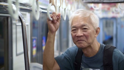 亚裔老人利用公共交通进行退休旅行