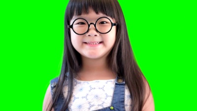 绿色背景上快乐美丽的小女孩