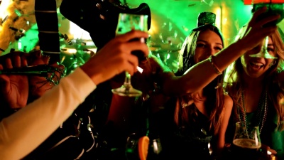 朋友们在夜总会狂欢庆祝圣帕特里克节