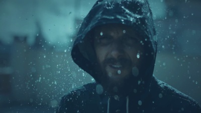 暴风雨中的人