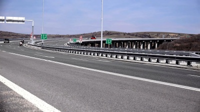 摩托车在高速公路上快速行驶，低角度观看，包括声音