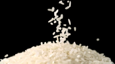 将米饭倒入盘中，慢动作