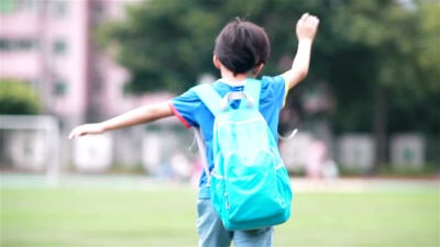 孩子们在校园里走着