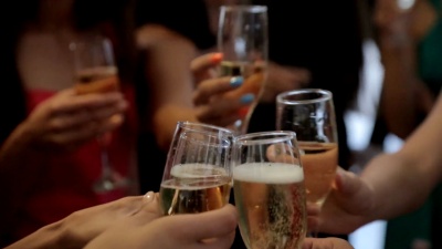 美女在餐厅喝香槟