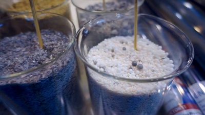 塑料容器中的各种聚合物颗粒和粉末