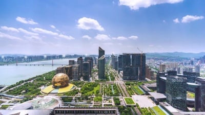 云天中现代智慧城市市中心的现代建筑。延时