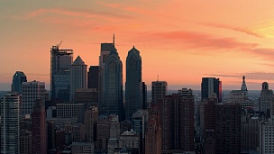 费城的空中中心城市摩天大楼，宾夕法尼亚州日出