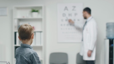 小男孩在医生的办公室里检查他的视力。一个男孩的房间。