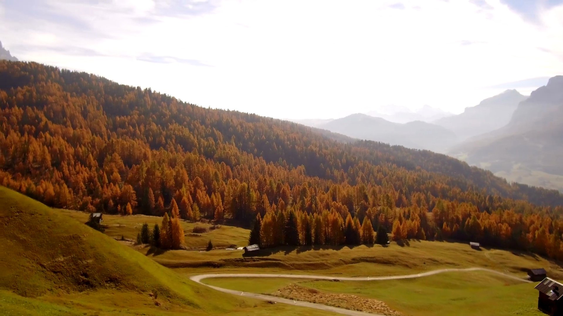 追踪秋天Alta Badia，Dolomites的射击谷仓