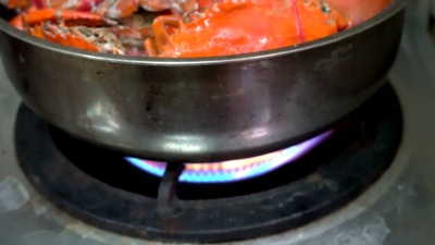 螃蟹在豆荚里流动，在厨房里做饭