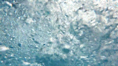 巨大的蓝色水下气泡以慢动作浮出水面