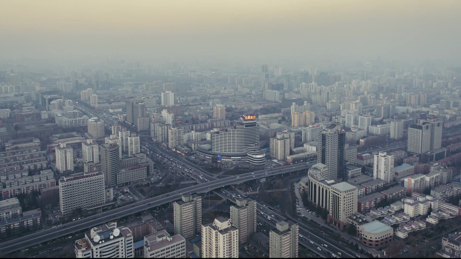 空气污染中的T/L交通和城市住宅区，日夜过渡/北京，中国