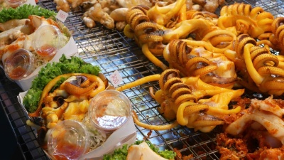 国家亚洲异国情调准备在泰国夜市美食广场吃海鲜。美味的烤对虾或虾和其他小吃。
