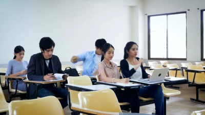 一群亚洲学生在课堂上学习，学习和教育理念