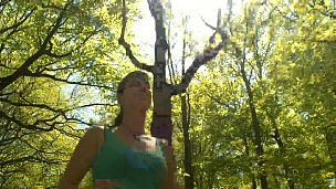 特写 年轻的跑步者女子在春天在阳光明媚的森林中慢跑