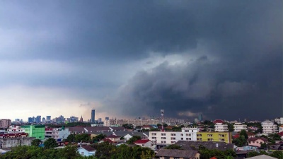 美丽的暴风雨和灰云。