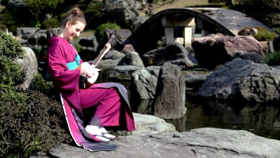  女子在日本花园玩三味子(视频)