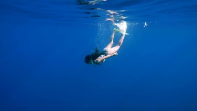 女孩用清澈的蓝色海水潜入红海