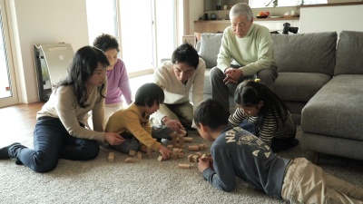 多代家庭在街区中玩耍