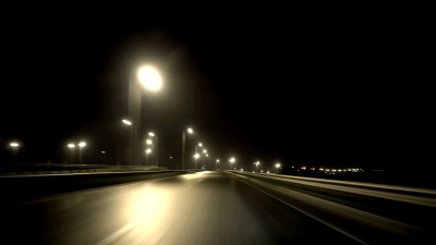 晚上在城市里开车的延时摄影。POV