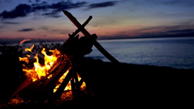 海滩上的Bonfire女士