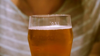 啤酒。女孩在喝啤酒