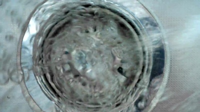 顺着水槽排水沟下水