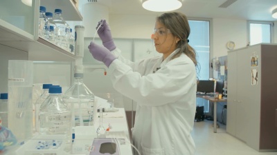 在制药实验室工作的科学家进行实验