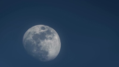3/4凸月穿越傍晚天空时移的大型特写镜头