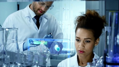 在研究实验室工作的科学家