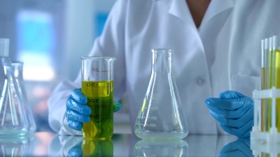 化学家浇注黄色物质试管，汽油质量分析，实验