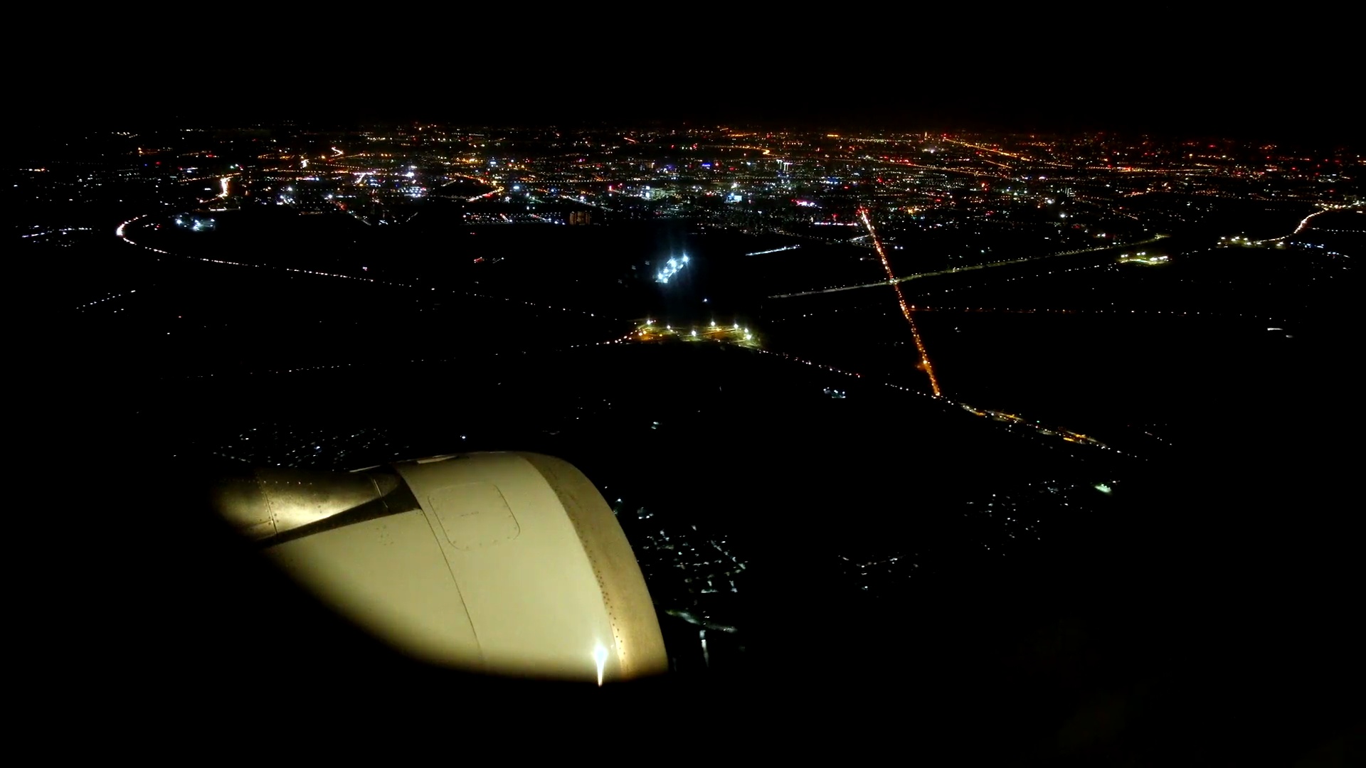 夜间飞越城市上空的飞机