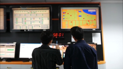两名网络工程师在系统控制室进行监控