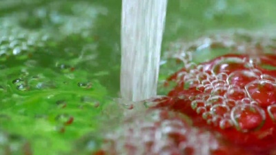 水以慢动作溅到西红柿上