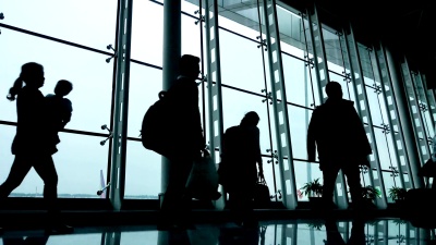 空中旅行者走在走廊上