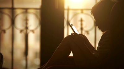 男孩正在调查触摸屏平板电脑上的东西