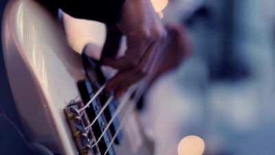 演奏低音吉他，近距离