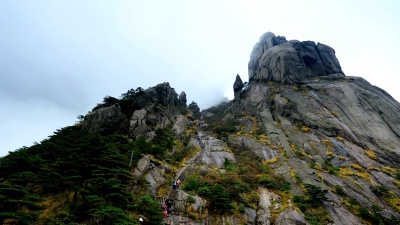 在陡峭的山上攀登的游客