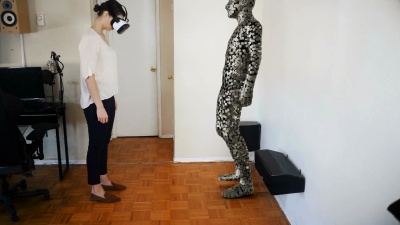 女人拿起虚拟现实中的物体。