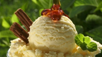 杯焦糖冰淇淋。卡米罗(Coa Helado Caramelo)