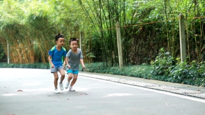 快乐家庭在公园慢跑，高清慢动作