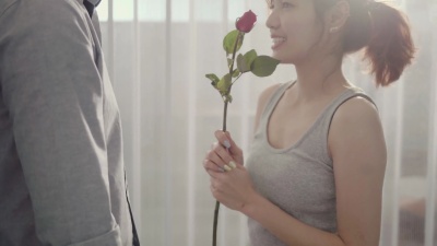 年轻男子遇见亚洲女子，送花
