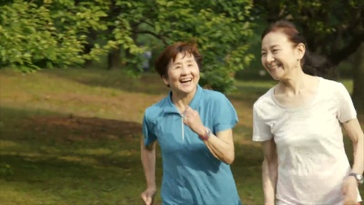 在代代木公园跑步的资深女性