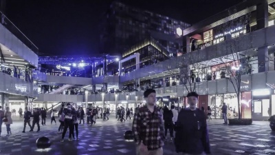 晚上，走在北京三里屯购物广场的时尚年轻人中间