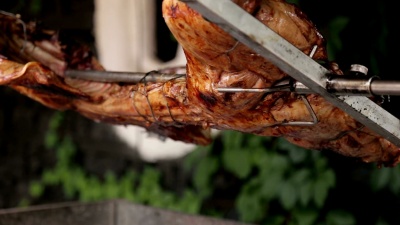 肉是在烤架上用叉子煎的。