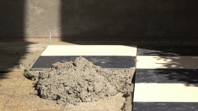 建筑工人使用腻子刀瓷砖地板